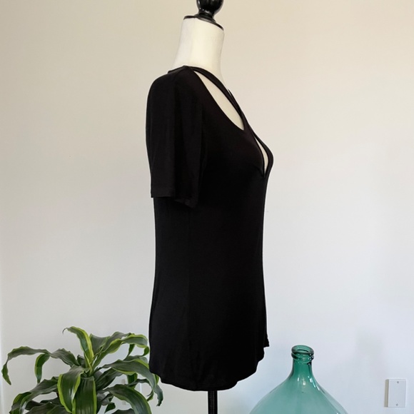 ** SOLD ** NWOT Black keyhole peekaboo shirt - Sz M - Picture 3 of 7